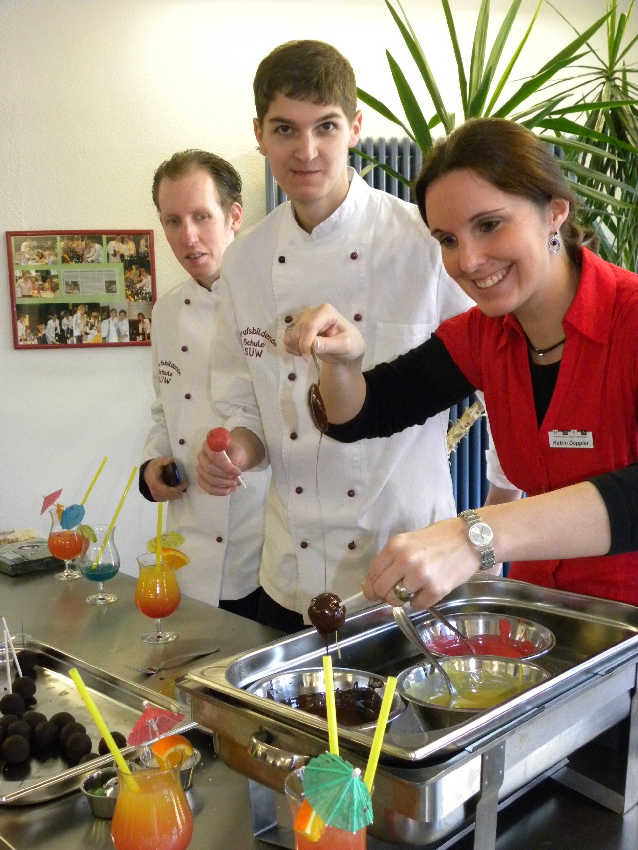 Auch für kulinarische Leckerbissen ist gesorgt: Von Cocktails über Schoko-Pops bis zur Pasta in der Cantina Italia reicht das Angebot. Im Bild: Die Klassenlehrerin der Köche, Kathrin Doppler, bei der Herstellung von Schoko-Pops.